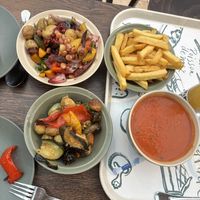 Links boven en onder: saladebar. Rechts onder: tomatensoep.   at Efteling - Kashba Restaurant in Kaatsheuvel