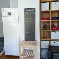 Eissorten (vegan mit V markiert) at Handeis in Jena