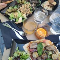 Assiette végétarienne (vegane) à gauche et pinsa à droite! at La Bottega in Montelimar