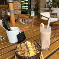 Snickers bowl en de Chocolate Protein at PLANT SHACK - Cala Mayor in Mallorca