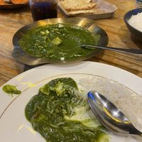 Palak Paneer (vegetarisch) und Zwiebel Naan im Hintergrund  at Namo Namo Ganga Impression - 恒河·印象印度餐厅 in Yangshuo