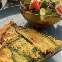 Zelfgemaakte vegan quiche met slaatje. Verrukkelijk. 🤌  at Noencafé in Oostende