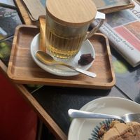 Hibiscus thee. Met vegan chocolade walnoot cake.  at Noencafé in Oostende