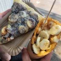 Links: Creme mit Schokosoße und Banane, Rechts Bubblewaffel mit Vanillesoße und Bananen at Futterluke in Hamburg