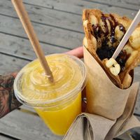 Frischer Orangensaft und Bubblewaffel mit Oreo und Schokosauce at Futterluke in Hamburg