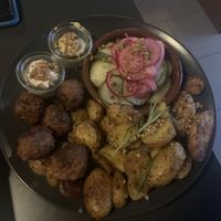 Vegan meatballs with potatoes and cucumber salad at Dieter B. in Mainz