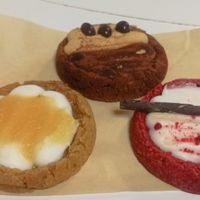 Galletas rellenas, manzana, red velvet y crema de cacahuete. at AMONA Basque Vegan food in Pamplona