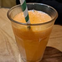 Suc boníssim de taronja, poma, pastanaga i menta at Quinoa in Barcelona