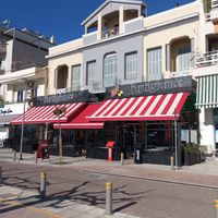 L'artigiano Pizza.Εξωτερικο καταστηματος,με καθιστικο στο πεζοδρομιο. at l'Artigiano  in Kalamata