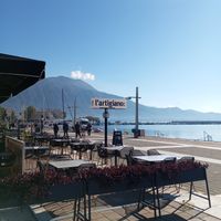 L'artigiano Pizza.Εξωτερικα τραπεζοκαθισματα διπλα στη θαλασσα στο Λιμανι Καλαματας. at l'Artigiano  in Kalamata