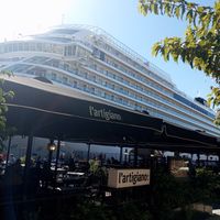 L'artigiano Pizza.Κρουαζιεροπλειο διπλα στο καταστημα. at l'Artigiano  in Kalamata