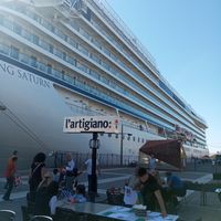 L'artigiano Pizza.Το κρουαζιεροπλοιο VIGING SATURN διπλα στο καταστημα στο Λιμανι Καλαματας. at l'Artigiano  in Kalamata