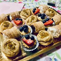 Vassoio di pasticceria mignon assortita  at Il Criceto Ghiotto in Florence