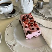 Vegane Erdbeerschnitte  at Nibelungen Cafe in Grasellenbach