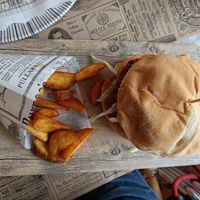 Hamburguesa vegana con patatas gajo at Café-Bar La Galería in Avila