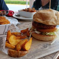 Hamburguesa vegana con patatas gajo at Café-Bar La Galería in Avila