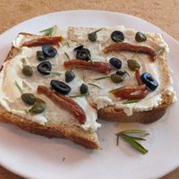 Toast with Cashew Cream Oliven, Kapern, getrockneten Tomaten und Rosmarin at GAL Cafe in Lisbon