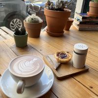Mochaccino et Pastel de nata.  at GAL Cafe in Lisbon