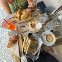 plain croissant - strawberry lemonade - above: (vegan) ‘ham & cheese’ croissant brioche - pastel de nata - below: (vegan) ‘ham & cheese’ tosta - cappuccino oatmilk  at GAL Cafe in Lisbon