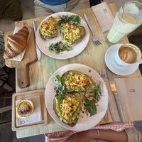 above: plain croissant - avocado scrambled tofu toast - mango ginger smoothie with soymilk - below: pastel de nata - avocado scrambled tofu toast - cappuccino oatmilk  at GAL Cafe in Lisbon