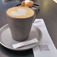 Café latte con impuesto premium at Nat'elier | Pastel de Nata in Lisbon