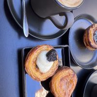 Creme brûlée frisch flambiert, Oreo, Biscoff und das Original plus Flat white  at Nat'elier | Pastel de Nata in Lisbon