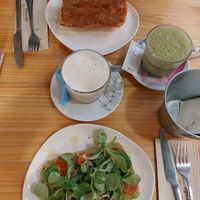 Tostadas y te chai (leche de soja) y matcha (con leche de avena) at Informal in Cerdanyola Del Valles