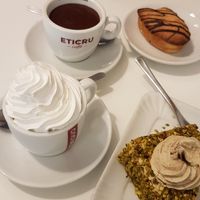 Cioccolate calde, pasticciotto leccese al cioccolato e torta al pistacchio at Ratatouille in Turin