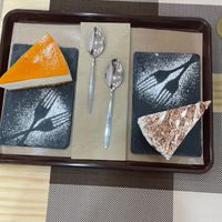 Mango cheesecake and banoffe pie at Verde Hut in Porto