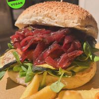 A vegan burger with caramelised onions at Sapurito Street Food & Goloserie in Trapani