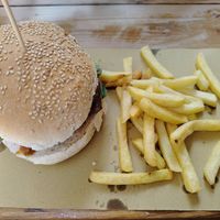 Sapurito burger (valeriana, melenzane fritte, burger di soia, formaggio vegano tipo cheddar e pesto alla trapanese) con patatine fritte at Sapurito Street Food & Goloserie in Trapani