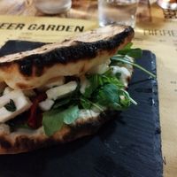 Bermuda con feta vegetale rucola e pomodorini at Beer Garden in Cotignola