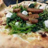 Pizza bianca con mozzarella vegetale cime di rapa salsicciotti di tofu affumicato e stracchino vegetale at Beer Garden in Cotignola