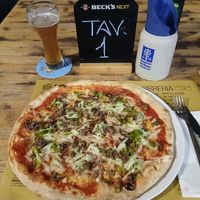 Pizza con mozzarella veg, scarola, pesto di pomodori secchi, olive e capperi e con zenzero grattugiato at Beer Garden in Cotignola