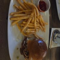 Get ketchup instead of the special sauce at Oak & Stone in Venice