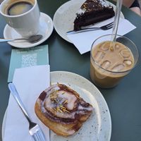zimt schnecke und Schoko kuchen at Good One Café - Schanze in Hamburg