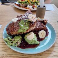 Frenchtoast mit Matcha Pistazien Creme, Beeren und Bananen at Good One Café - Schanze in Hamburg