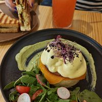 Huevos benedict, sandwich caprese y limonada de fresa at Asante in Barcelona