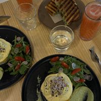 Los benedict es la estrella de carta, sin dudas de las cosas más ricas que comi 🌱✨ sus dueños son super amables y nos dieron una atención buenisima. Volveremos 🖤  at Asante in Barcelona