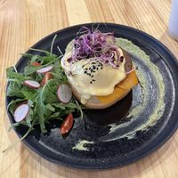 Huevos Benedict - Dos huevos Benedict, salsa
holandesa, queso, jamón, crema
de aguacate y ensalada  at Asante in Barcelona