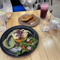 Eggs Benedict und Caprese toast, matcha latte and blueberry lemonade   at Asante in Barcelona
