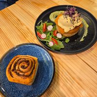 Cinnamon roll y huevos benedict at Asante in Barcelona