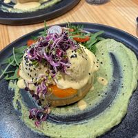 Huevos Benedict y zumo de limón y arándanos at Asante in Barcelona