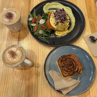 Eggs Benedigt, Zimtschnecke, Cappuccino, Dirty Chai Latte  at Asante in Barcelona