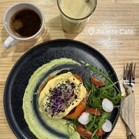 Huevos a la Benedict (woooowww), café americano y batido tropicall  at Asante in Barcelona