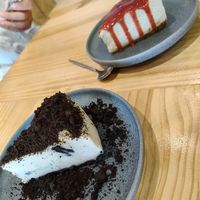 Tarta de queso con oreo y con fresa at Asante in Barcelona