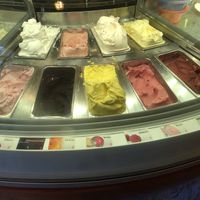 Vegane Sorten: Ananas (nicht im Bild), Granatapfel, Erdbeer, Bitterschokolade, Aprikose, Mango, Himbeer, Melone, Maracuja, Heidelbeer  at Gelateria Cafeteria P Romana in Cologne