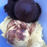 Mango und Bitterschokolade Eis / mango and dark chocolate ice cream  at Gelateria Cafeteria P Romana in Cologne