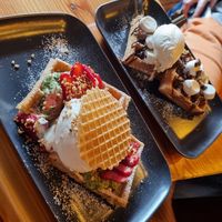 Vorne: vorgefertigte Waffel, hinten: selbst zusammengestellt at Hoffels in Berlin