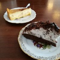 Maulwurfkuchen und Käsekuchen mit Birne at V-Cake Cafe in Dresden